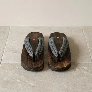 Flat Men's Geta Sandals with Seigaiha Wave Pattern — view 3