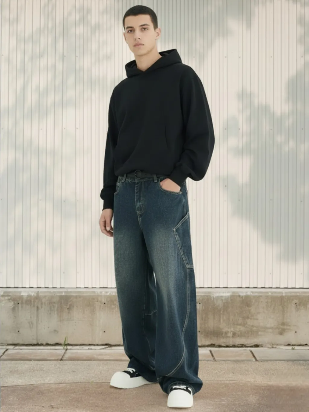 Men's Baggy Jeans with Oversized Pockets & Contrast Stitching